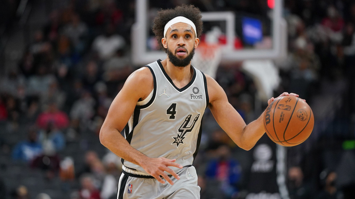 San Antonio Spurs guard Derrick White (4) dribbles in the second half against the Los Angeles Clippers
